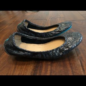 Tieks Drago size 7. Includes box, flower, & tote